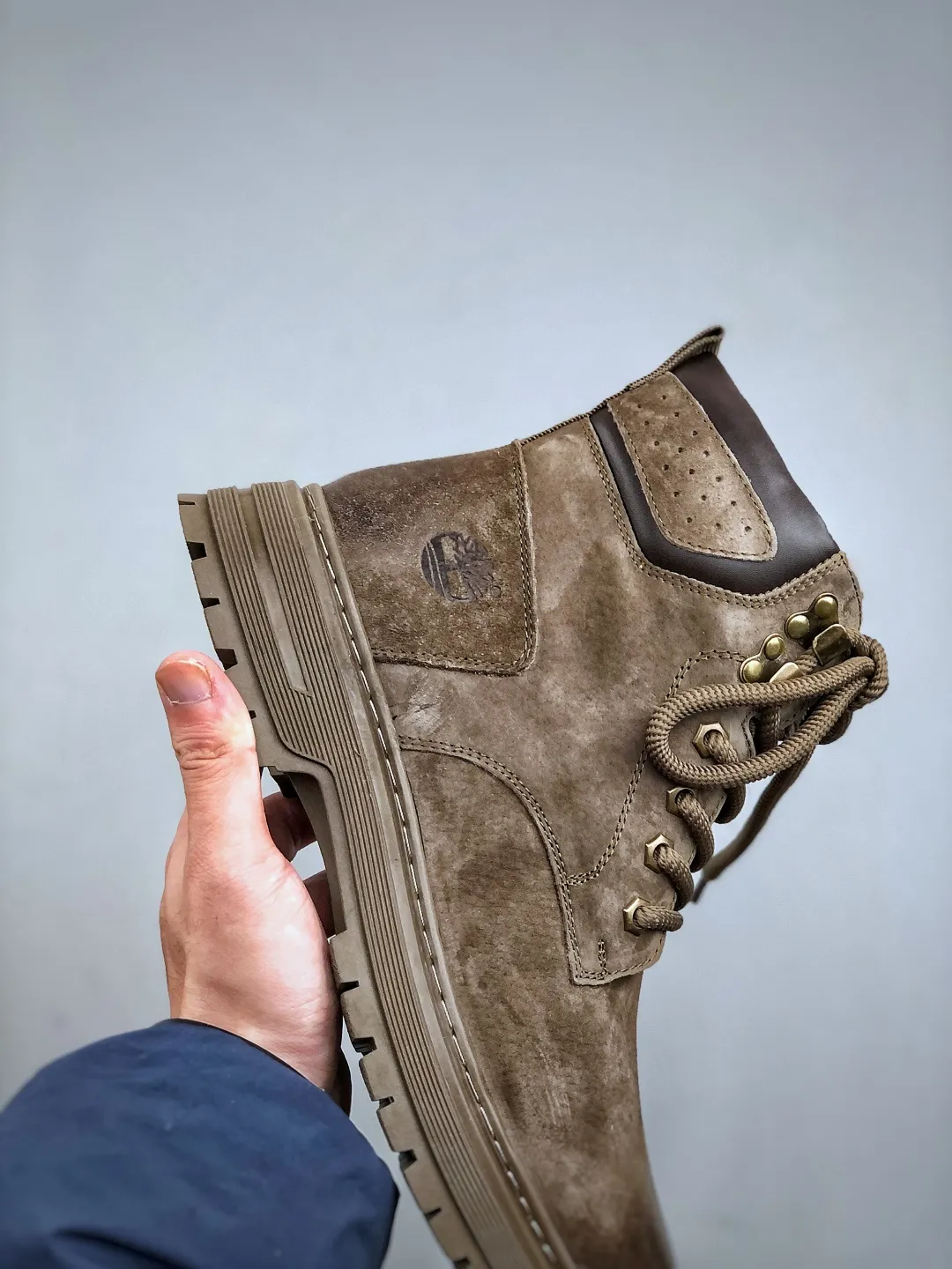Local 💰560 support store opening new goods 🚀 #Timberland Timberland/Timberland New autumn and winter products Must-have outdoor casual rhubarb boots series for autumn and winter #Guangdong Dachang quality Original box original packaging Fashion and trend matching The fabric is made of Italian 🇮🇹 top matte fine-grained cowhide Light outsole with anti-odor and anti-corrosion genuine leather latex insoles From the outsole to the hardware, all are made from OEM raw materials Same as the original Goodyear's never-opening glue process. Good products don't kill pigs. The quality of the first order is strictly controlled. Exclusively released on the entire network. The quality is beyond doubt. The full set of official website unified packaging gives you a perfect wearing experience. The quality is exquisite and durable. A must-have for sportsmen. Specializes in not looking handsome. High-quality feet feel first-class. This winter, it is specially used for outdoor cold protection. Daily casual matching. Size: 38-44 (leather shoe size)